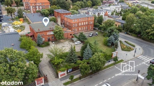 Centrum Gniezna, budynek komercyjny z parkingiem