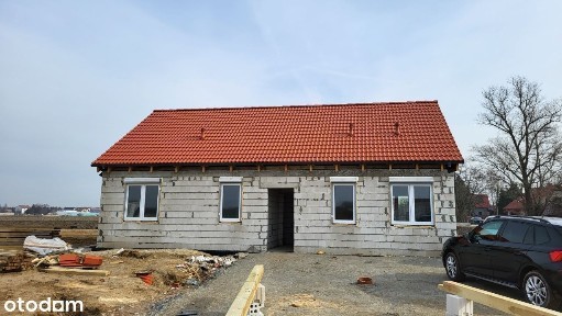 Dom wolnostojący parterowy z użytkowym poddaszem urządzony pod klucz