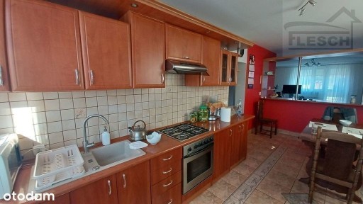 Dom w pobliżu lasu i zalewu