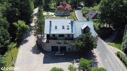 Dom z pokojami do wynajęcia i sklepem.