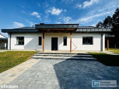 Nowy dom parterowy położony w enklawie leśnej