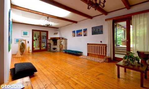 Zaczarowany dom z duszą zanurzony w zieleni