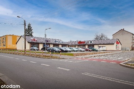 Lokal w parku handlowym obok marketu Dino.