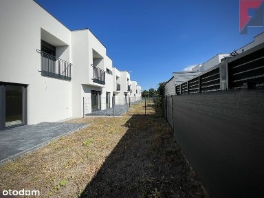 Ostanie dwa domy Promykowa blisko parku