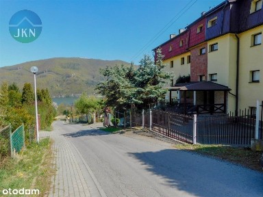 Wyremonotwany obiekt blisko jeziora