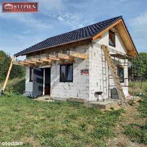 Mały domek z pieknym widokiem na panoramę gór.