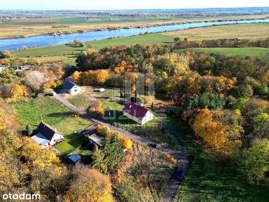 Dom w otoczeniu lasu z widokiem na rzekę