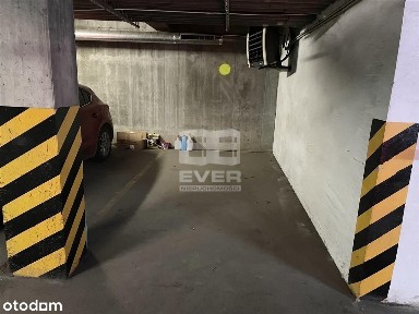 Trzy miejsca postojowe w hali garażowej!