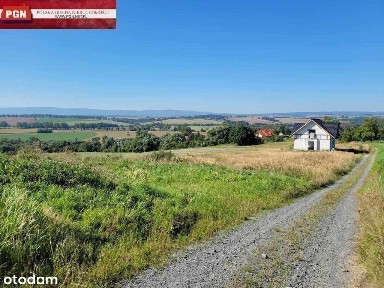 Dom na wzgórzu z panoramicznym widokiem na okolicę
