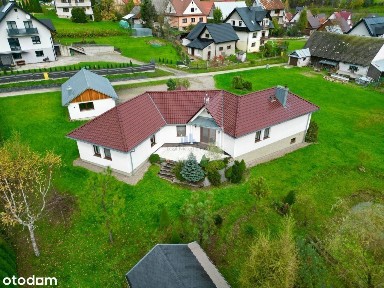 Dom w otoczeniu zieleni prywatny staw piwnice