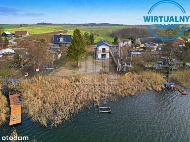Dom nad jeziorem z linią brzegową