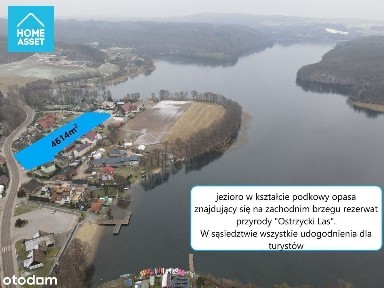 Dom- dworek, na dużej działce przy jeziorze.