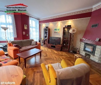 Przestronne mieszkanie z kominkiem w salonie