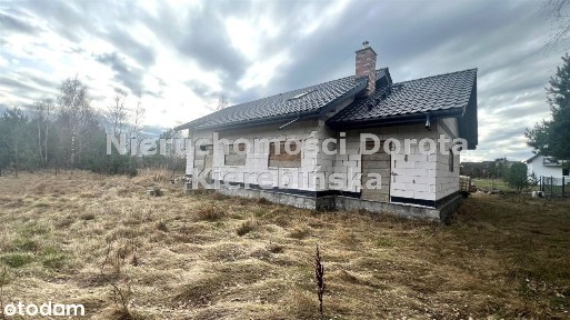 Dom w stanie surowym nad Zalewem Sulejowskim.