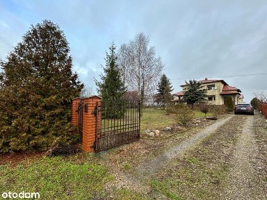 Dom w Czernikówku z budynkiem gospodarczym.