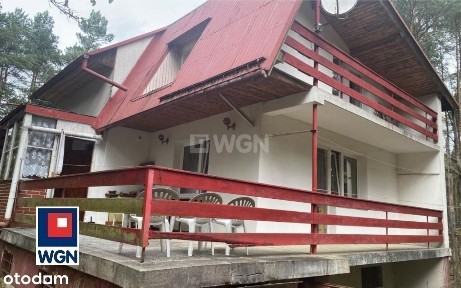 Uroczy dom przy lesie