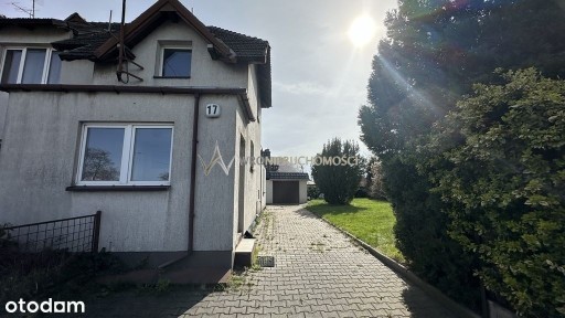 Dom w zabudowie bliźniaczej z dodatkowym budynkiem