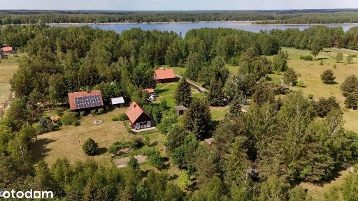 Urokliwe siedlisko Pilchy nad jeziorem Roś