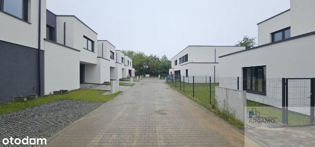 Komfortowy dom z garażem w bryle budynku.