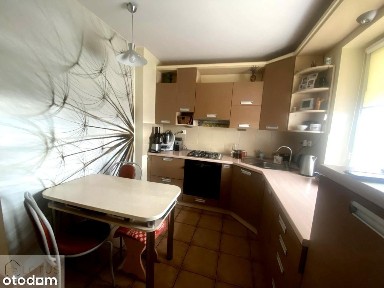 Wolnostojący, piętrowy dom nad rzeką