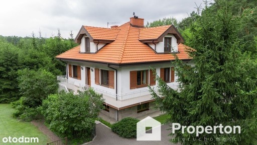 Atrakcyjny dom w otoczeniu drzew