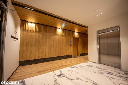 W komfortowej inwestycji przy jeziorze. Jasne i intymne.