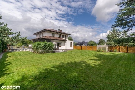 Dom pod lasem, przy jeziorze Miedwie