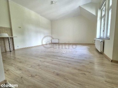 Duża kawalerka na wynajem w eleganckiej kamkienicy