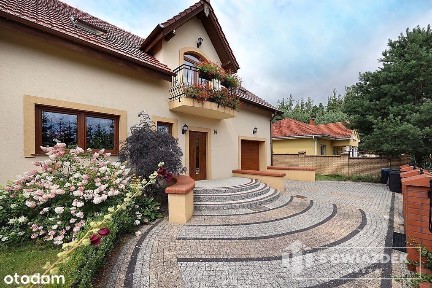 Rodzinny dom przy lesie na Osiedlu Poetów.