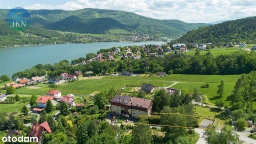 Wyremonotwany obiekt blisko jeziora w górach