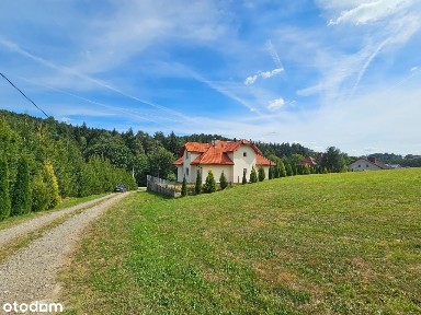 Przestronny dom w malowniczej okolicy.