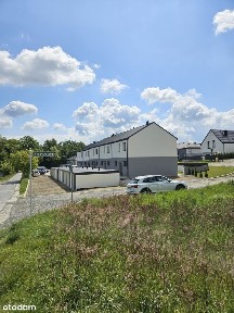 Budynek w zabudowie szeregowej z ogródkiem i garaż