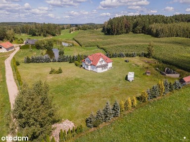 Dom w otoczeniu natury w pobliżu jeziora.