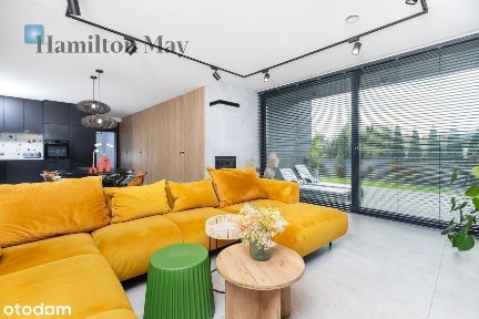 Nowoczesny dom zatopiony w zieleni