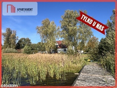 Duży dom na brzegu jeziora.