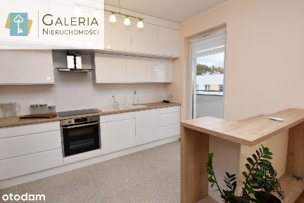 Z Dwoma Tarasami I Trójstronną Wystawą Okienną