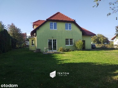 Dom z ogrodem w cichej okolicy