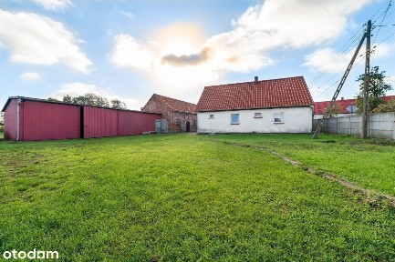 Dom z dużym zapleczem przemysłowo-gospodarczym.