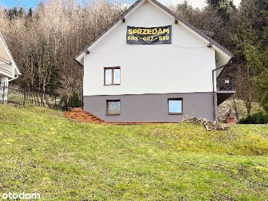 Funkcjonalny dom z widokiem na jezioro Rożnowskie