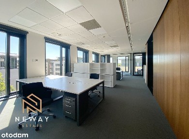 Umeblowane biuro, nowoczesny biurowiec, parking