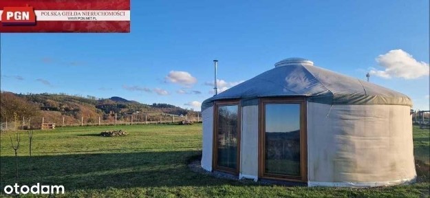 Jurta wsród górskiej scenerii