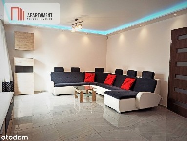 Dom po remoncie z budynkami usługowymi w centrum