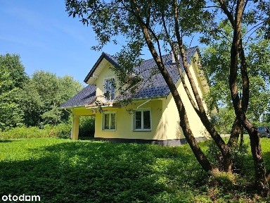 Sielski dom w otulinie zieleni.