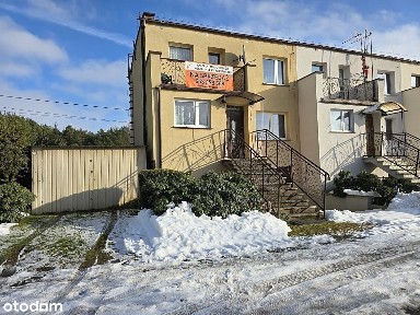 Skrajny szereg: 4 pokoje, 2 garaże, działka.