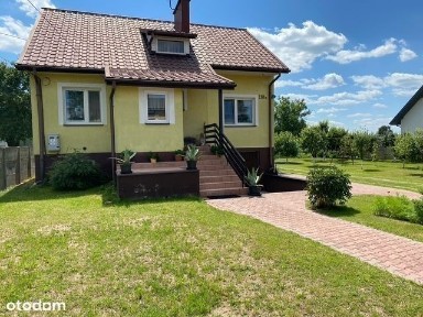 Dom wolnostojący z owocowym sadem.