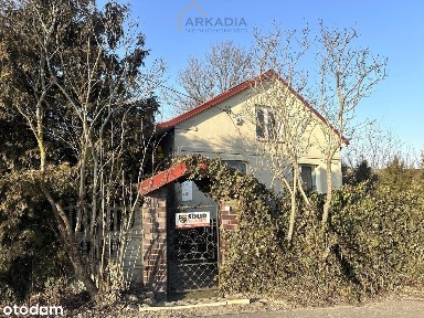 Dom na wsi i zabudowania gospodarcze.