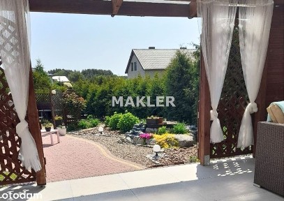 Wolnostojacy dom z zadbanym ogrodem.