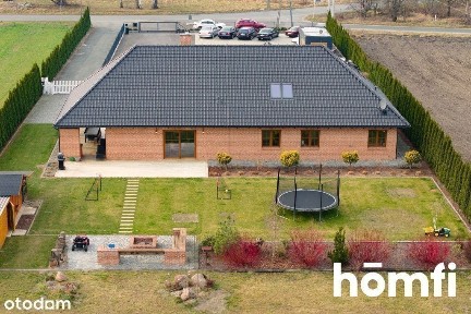 Nowoczesny dom jednorodzinny z terenem rolnym