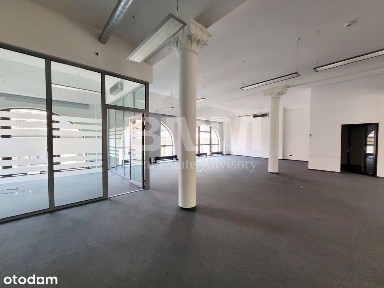 Przestronne biuro w klimatycznej kamienicy