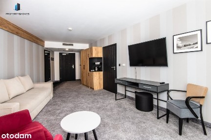 Widok na stok narciarski oraz piękną panoramę gór